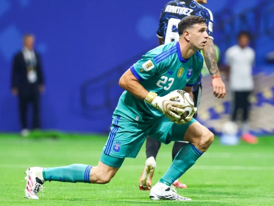 Eltörte az ujját az argentin válogatott kapusa, de sérülten is vállalja a vb-döntőt