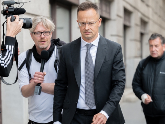Szijjártó Péter máris munkába állt, BYD-vezetőként hívta fel a szegedi polgármestert