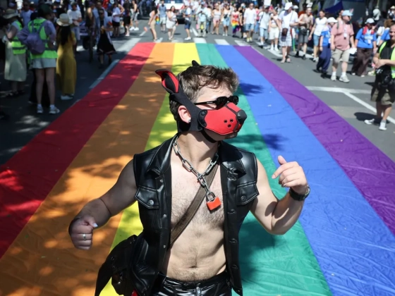 Novák Előd kifogásolja, hogy a honvédség vizet osztott a pride-on