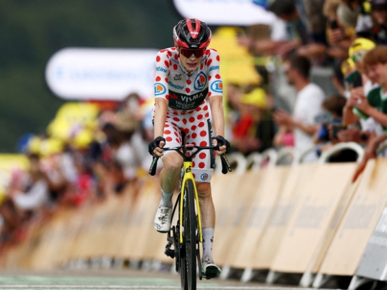 Óriásit bukott a kétszeres Tour de France-győztes, kulcscsonttörést szenvedett, és a mentő vitte el
