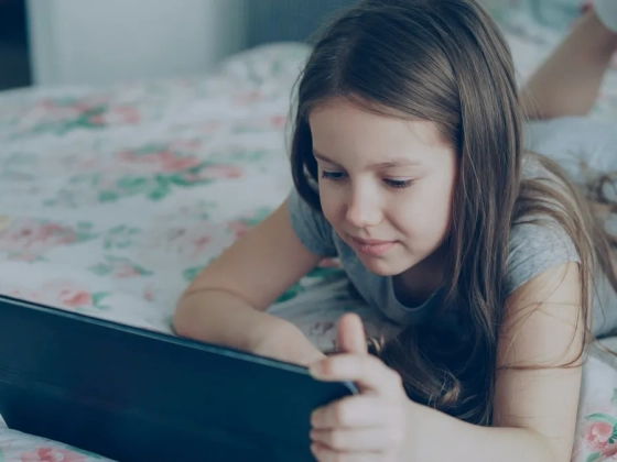 Így akadályozhatjuk meg, hogy a gyerek folyamatosan a telefonját nyomkodja