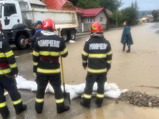 Villámárvizek és földcsuszamlások bénították meg a közlekedést Románia több térségében – videók