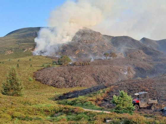 A tűzoltók „körülveszik” a nagyszabású cairngorms-i erdőtüzet