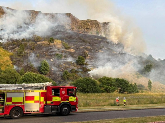 Az edinburghi Arthur's Seat tűzoltócsapatai a lángokkal küzdenek