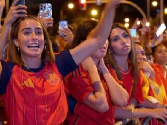 A világbajnoki győzelmet ünneplik a pillanatnyi szurkolók Madridban