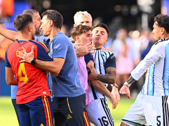Elszakadt a cérna az argentinoknál, Leandro Paredes meg akarta fojtani Eric Garcíát