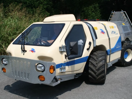 Marsjáró vagy katonai jármű? Sci-fi kinézetű járművet észleltek a Balaton mellett, értetlenül hagyja az autósokat