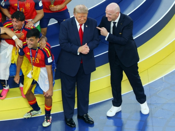 Donald Trumppal van tele a világsajtó, aki beállt ünnepelni a spanyolok közé, csak éppen ezt senki sem akarta