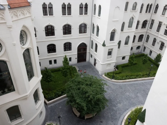 Az előző kormányzatban a kabinetben dolgoztak, most dobozok között nézik egymást napi nyolc órában