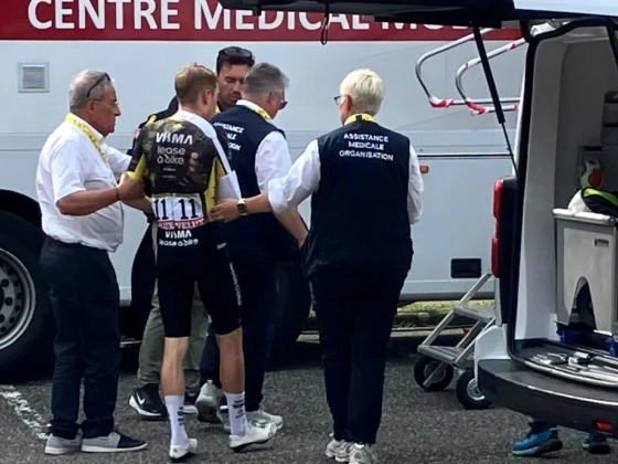 Háborognak a Tour de France sztárjai, hogy az éjszaka közepén verték fel őket a doppingellenőrök