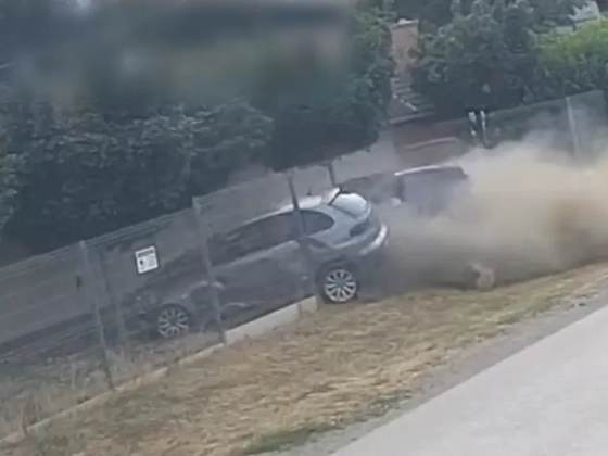 Leszorította az útról az ismerősei autóját, majd többször feléjük lőtt egy férfi, az egészet rögzítette egy kamera