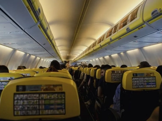 Megszólalt a férfi, akit majdnem kiszippantott a Ryanair repülőgépének kitört ablaka