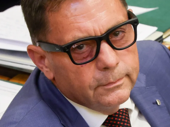 Pócs János beépített kamerás Ray-Ban Meta szemüveggel ült be a parlament ülésére