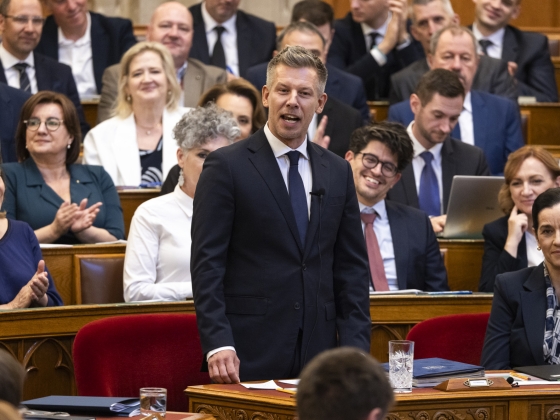 A komoly felszólalása után második körben már elengedte magát az imprózásban Magyar Péter a Parlamentben