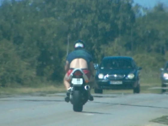 Egy motoros eldöntötte a kötelező védőfelszerelésekről szóló vitát, egyúttal gyorshajtott is