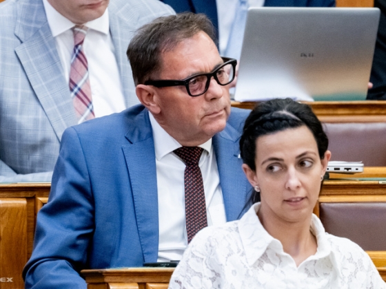 Pócs János videós szemüvegéről robbant ki vita