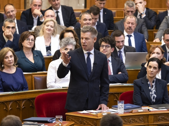 Szájukra ne vegyék a nevét – a KDNP szóba hozta Karsai Dánielt a Parlamentben, Magyar Péter feldúltan osztotta ki őket