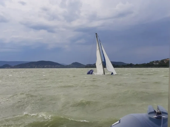 Nem zavarta az embereket a viharjelzés, 27 embert kellett kimenteni a Balatonból