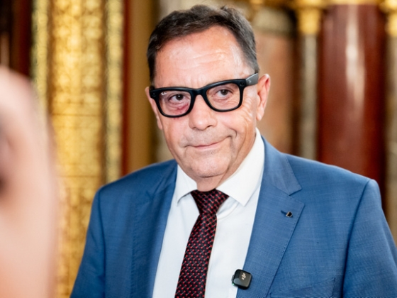 Pócs János kijavította Magyar Pétert, eladná a kamerás szemüvegét a tiszásoknak