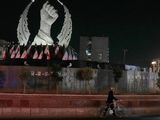 Az IRGC „feledhetetlen leckét” ígér az Egyesült Államoknak, miközben Irán jelei visszatérnek a tárgyalásokhoz