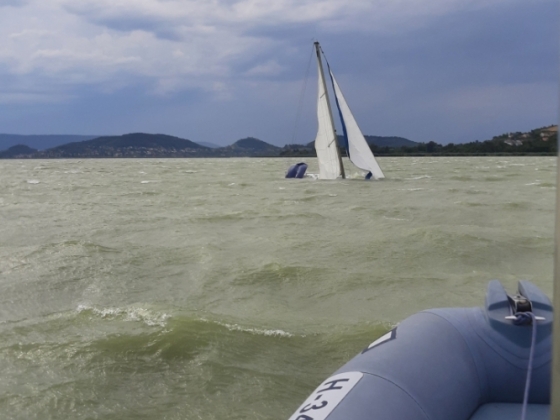 Haragos Balaton – 4 kilométerre sodorta el a szél a parttól a matracos férfit, amikor végre sikerült kimenteni