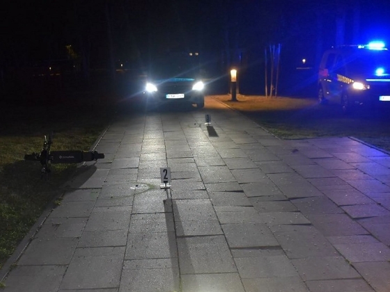Bukósisak nélkül száguldó 12 éves rolleres gázolt idős nőt este 10 után Balatonbogláron, az áldozat súlyosan megsérült