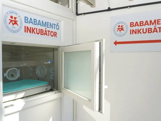 Csecsemőt helyeztek el a Heim Pál Gyermekkórház babamentő inkubátorába