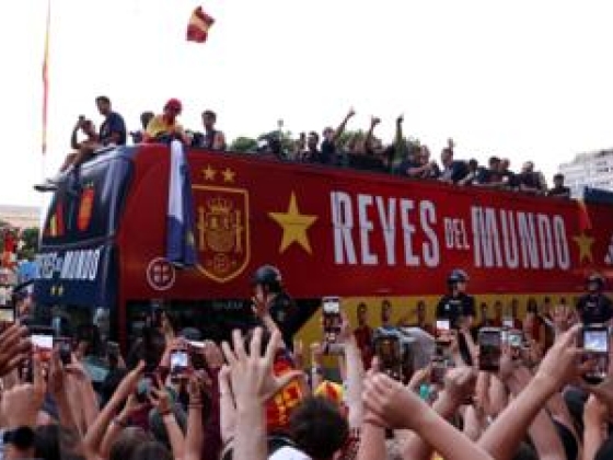 Nézze meg: A spanyol világbajnokság bajnokait királyi fogadtatásban részesítik Madridban