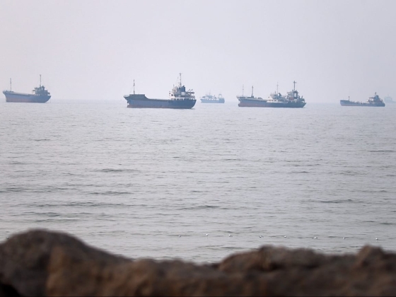 Tanker támadott a Hormuzi-szorosban, miközben az Egyesült Államok tizedik egymást követő éjszakán mért csapást Iránra