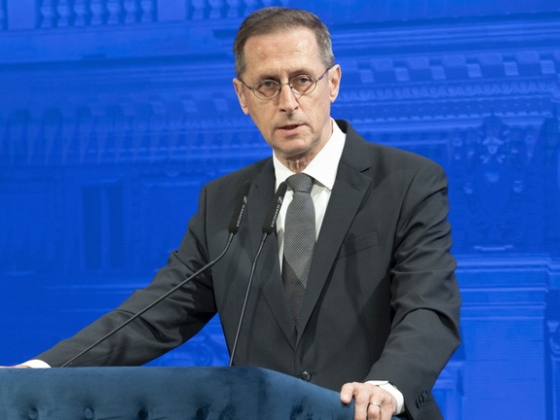 Varga Mihály nagy dobásra készül, ez Magyar Péter mozgásterét is meghatározhatja