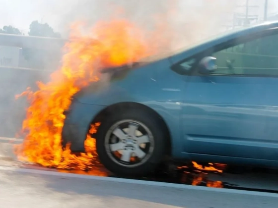 Drámai videón az életmentés: már lángolt az autó, amikor sikerült kiszabadítani a sofőrt