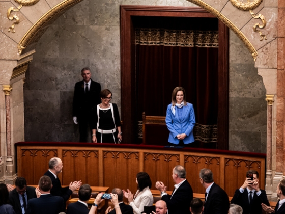 Magyar Péter észrevette az új köztársasági elnököt az Országgyűlésben, azonnal tapsolni kezdett