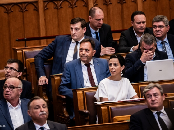 Kikapcsolták Pócs János mikrofonját