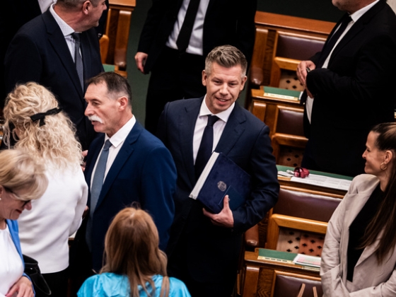 Sem Magyar Péter, sem a Fidesz nem mond igazat az üzemanyagárakról