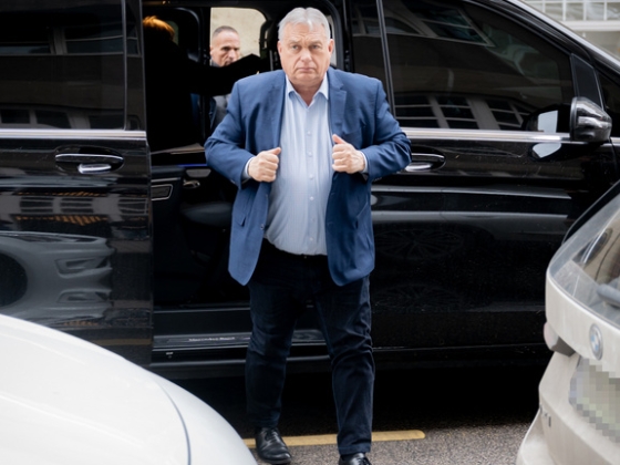Turistaosztályon fotózták le a világbajnokságról hazafelé tartó Orbán Viktort
