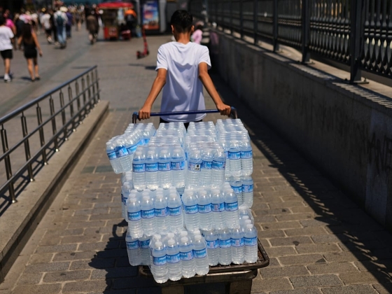 Tények ellenőrzése: Az EU betiltja a palackozott vizes gyűjtőcsomagolásokat?