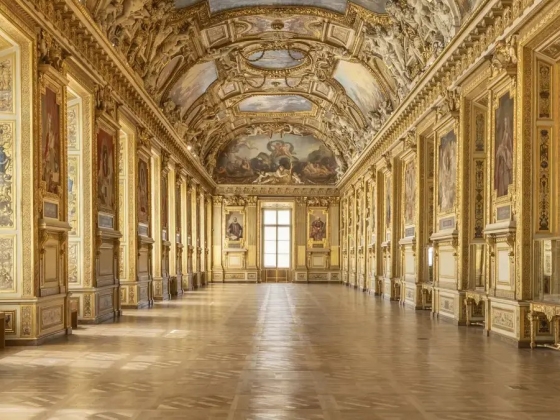 Szerdán kiürítve megnyitják a Louvre-ban a termet, ahonnan koronázási ékszereket loptak tavaly az évszázad műkincsrablásában