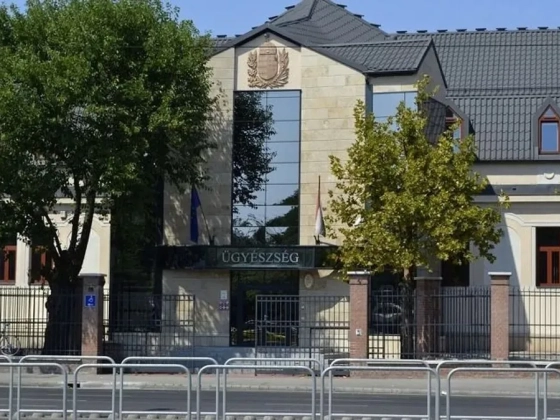 Az ügyészség nyomozói kivonultak a Fideszhez – sem a honlap, sem az email címek nem érhetők el