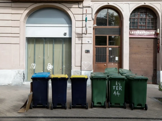 Hetekig rohadt a szemét a XXII. kerületi kukákban, mert túl sok kukás hiányzik a Mohu Budapesttől