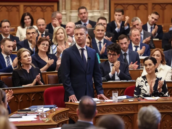 Behallatszott egy mikrofonba, ahogy Magyar Péter azt mondja: Itt a teljes sajtó, szigorúan két mondat