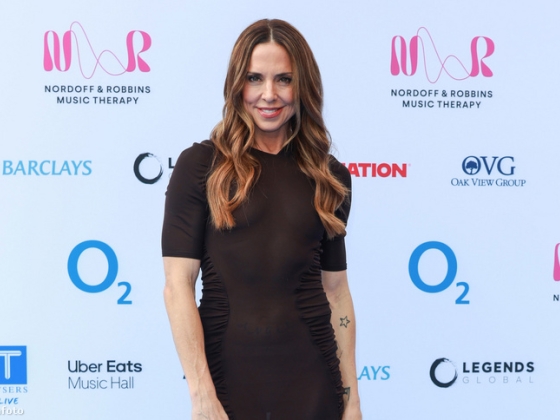 Itt vannak az első fotók, ezt a különleges menyasszonyi ruhát tervezte Victoria Beckham Mel C esküvőjére