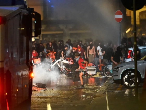 Tüntetések és erőszak Olaszországban: rendőri túlkapás miatt vonultak utcára az emberek