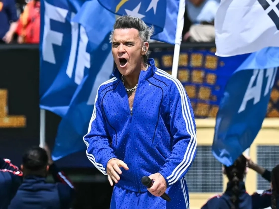 Robbie Williams kellemetlen pillanata bejárta a világot – a lassítás leleplezte az igazságot - videó