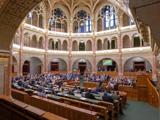 Megszavazta a parlament az iskolakezdési támogatás bevezetését, döntöttek az új közmédia alapjait lefektető javaslatról is