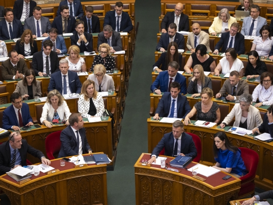 Elfogadta a parlament a 100 ezres iskolakezdési támogatásról szóló javaslatot, megszületett az új közmédia alapja is