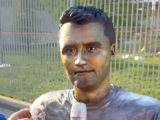 Egy szobrász 100 ezer dollárt költött egy életnagyságú Charlie Kirk-szoborra, de senki nem akarja megvenni tőle