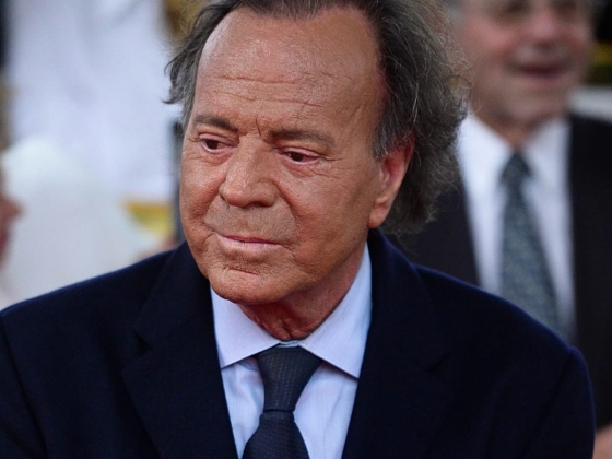 Julio Iglesias spanyol énekes bepereli Yolanda Díaz spanyol miniszterelnök-helyettest, és 50 000 eurót követel