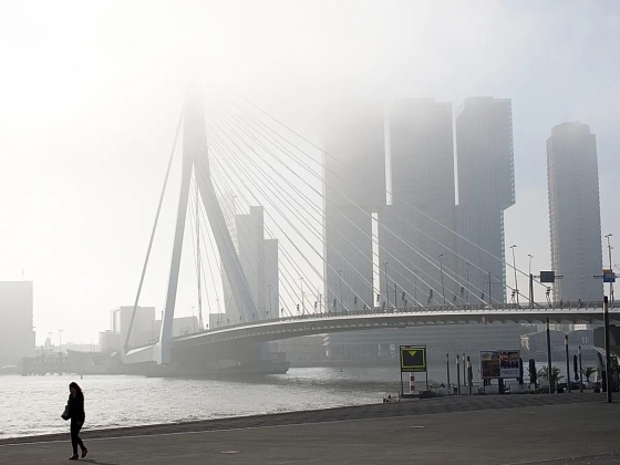 Két villamos ütközött a rotterdami Erasmus hídon, 15-en megsérültek