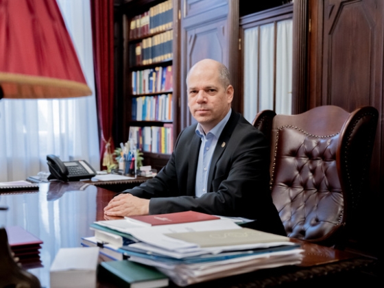 Sorra reflektálnak a legfőbb ügyész lemondására a fideszes politikusok, a szerverek lefoglalására is utaltak