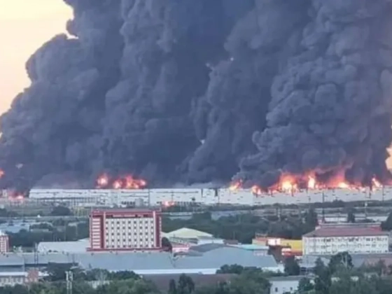 Képeken és videókon az ukrán támadás következményei: füst, lángok és romok Oroszországban